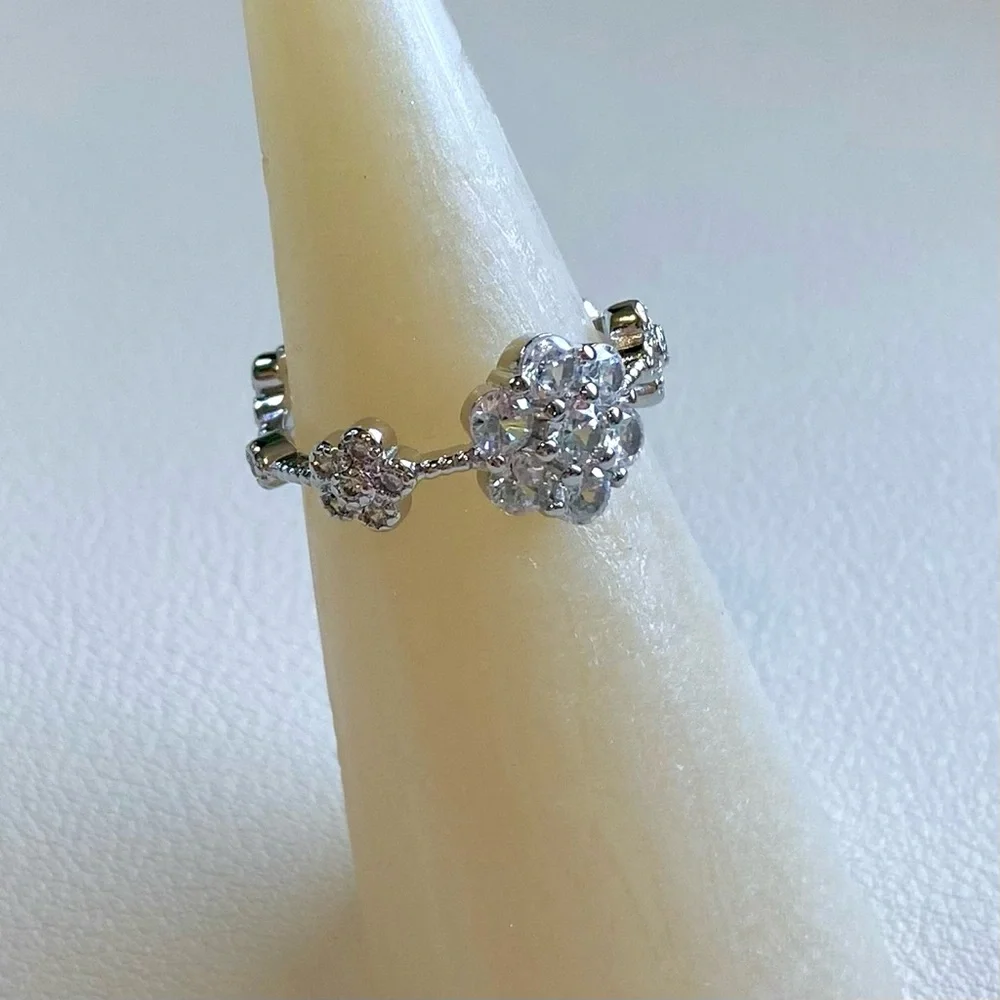 Elegant Silver Floral Ring